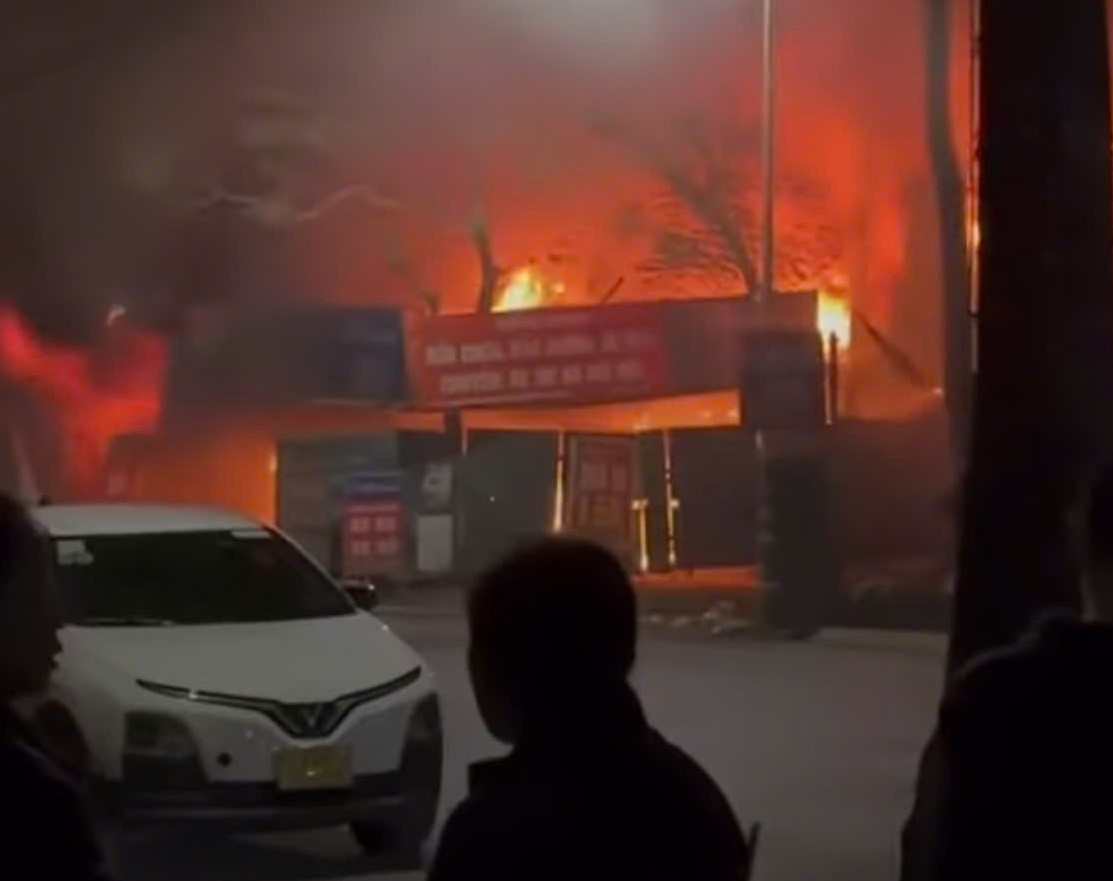 Cửa h&agrave;ng sửa xe ở H&agrave; Nội bốc ch&aacute;y ng&ugrave;n ngụt trong đ&ecirc;m- Ảnh 1.