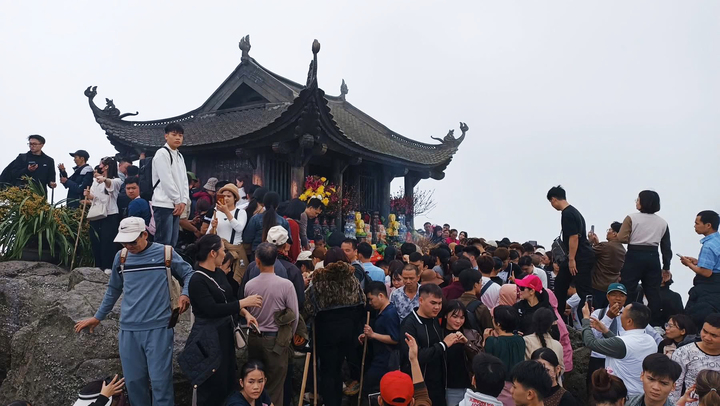 Ch&ugrave;a Đồng tr&ecirc;n đỉnh Y&ecirc;n Tử ken đặc người trong ng&agrave;y m&ugrave;ng 3 Tết- Ảnh 1.