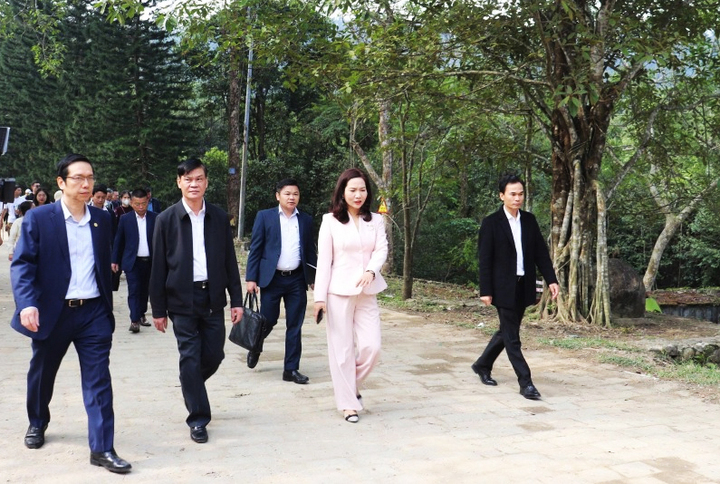 Ch&ugrave;a Đồng tr&ecirc;n đỉnh Y&ecirc;n Tử ken đặc người trong ng&agrave;y m&ugrave;ng 3 Tết- Ảnh 8.