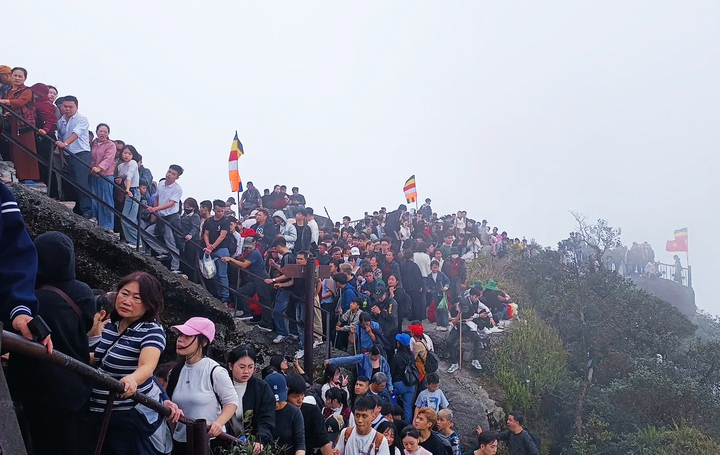 Ch&ugrave;a Đồng tr&ecirc;n đỉnh Y&ecirc;n Tử ken đặc người trong ng&agrave;y m&ugrave;ng 3 Tết- Ảnh 4.