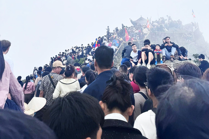 Ch&ugrave;a Đồng tr&ecirc;n đỉnh Y&ecirc;n Tử ken đặc người trong ng&agrave;y m&ugrave;ng 3 Tết- Ảnh 2.