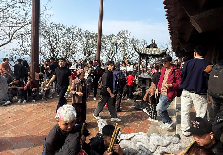 Ch&ugrave;a Đồng tr&ecirc;n đỉnh Y&ecirc;n Tử ken đặc người trong ng&agrave;y m&ugrave;ng 3 Tết- Ảnh 7.