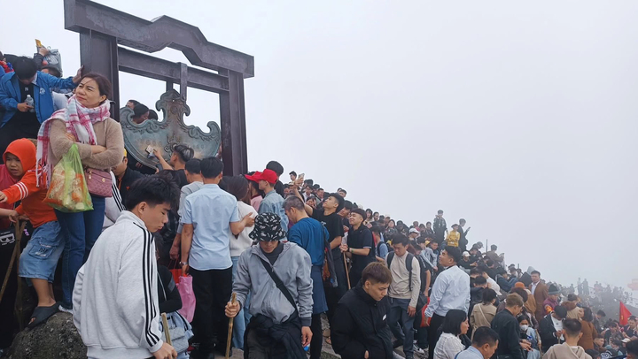 Ch&ugrave;a Đồng tr&ecirc;n đỉnh Y&ecirc;n Tử ken đặc người trong ng&agrave;y m&ugrave;ng 3 Tết- Ảnh 6.