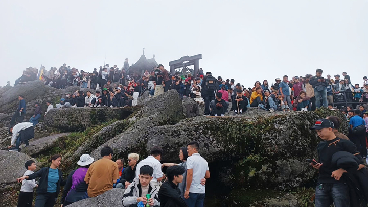 Ch&ugrave;a Đồng tr&ecirc;n đỉnh Y&ecirc;n Tử ken đặc người trong ng&agrave;y m&ugrave;ng 3 Tết- Ảnh 10.