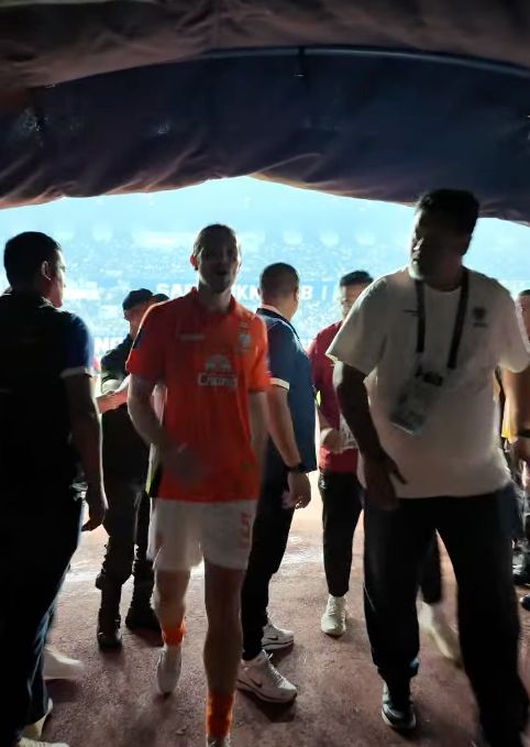 Sốc: Đội nh&agrave; bị loại, CĐV Indonesia tr&agrave;n xuống s&acirc;n tấn c&ocirc;ng khiến trọng t&agrave;i v&agrave; cầu thủ Th&aacute;i Lan phải chạy trốn- Ảnh 5.