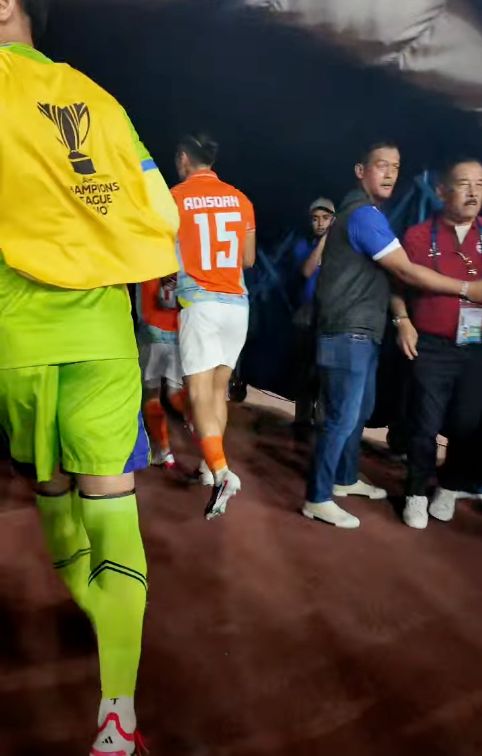 Sốc: Đội nh&agrave; bị loại, CĐV Indonesia tr&agrave;n xuống s&acirc;n tấn c&ocirc;ng khiến trọng t&agrave;i v&agrave; cầu thủ Th&aacute;i Lan phải chạy trốn- Ảnh 4.