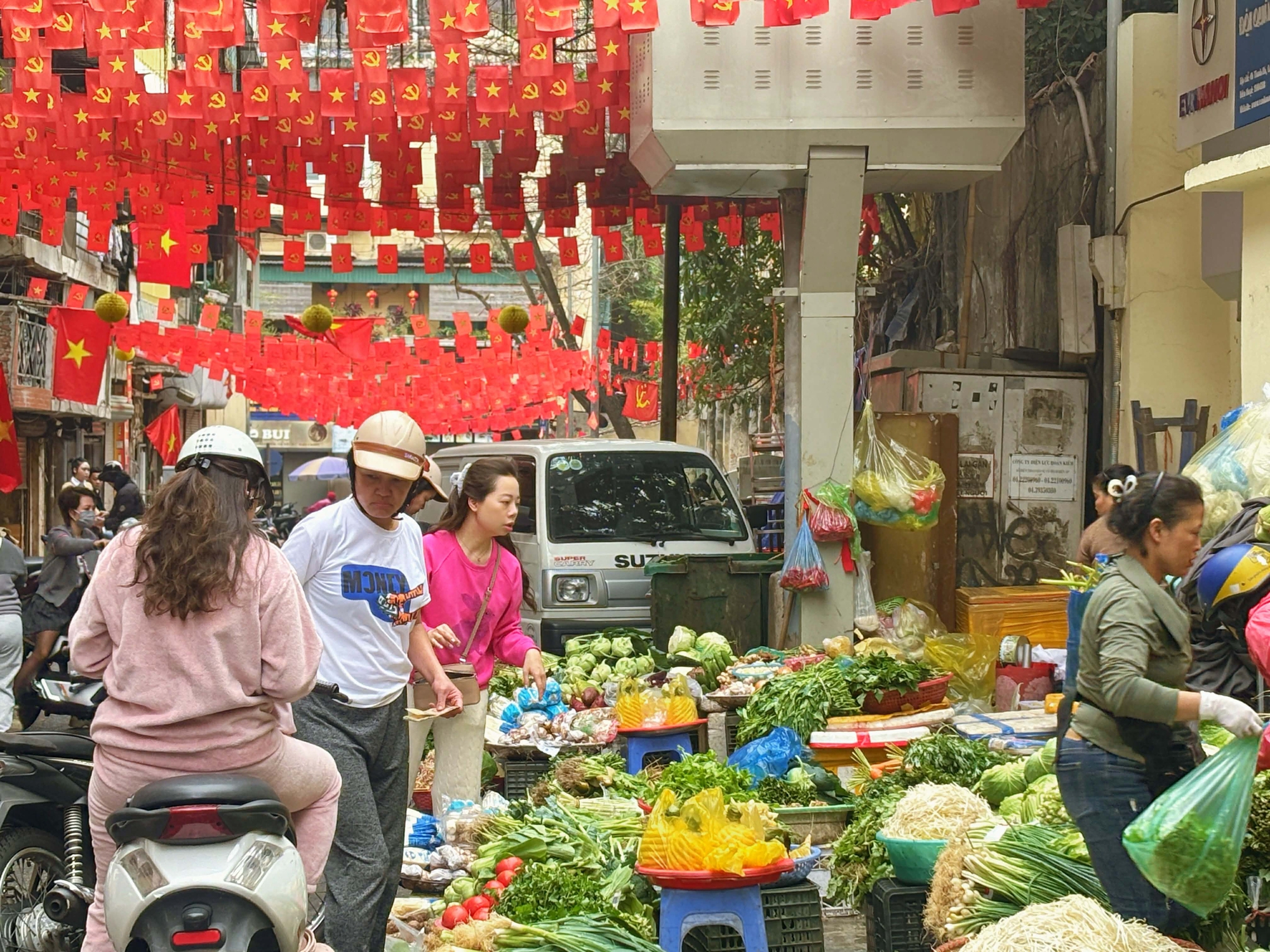 Đi chợ những ngày đầu tiên của năm: Không thiếu thứ gì, bún - phở - rau xanh đắt hàng- Ảnh 1. Đi chợ những ngày đầu tiên của năm: Không thiếu thứ gì, bún - phở - rau xanh đắt hàng- Ảnh 1.
