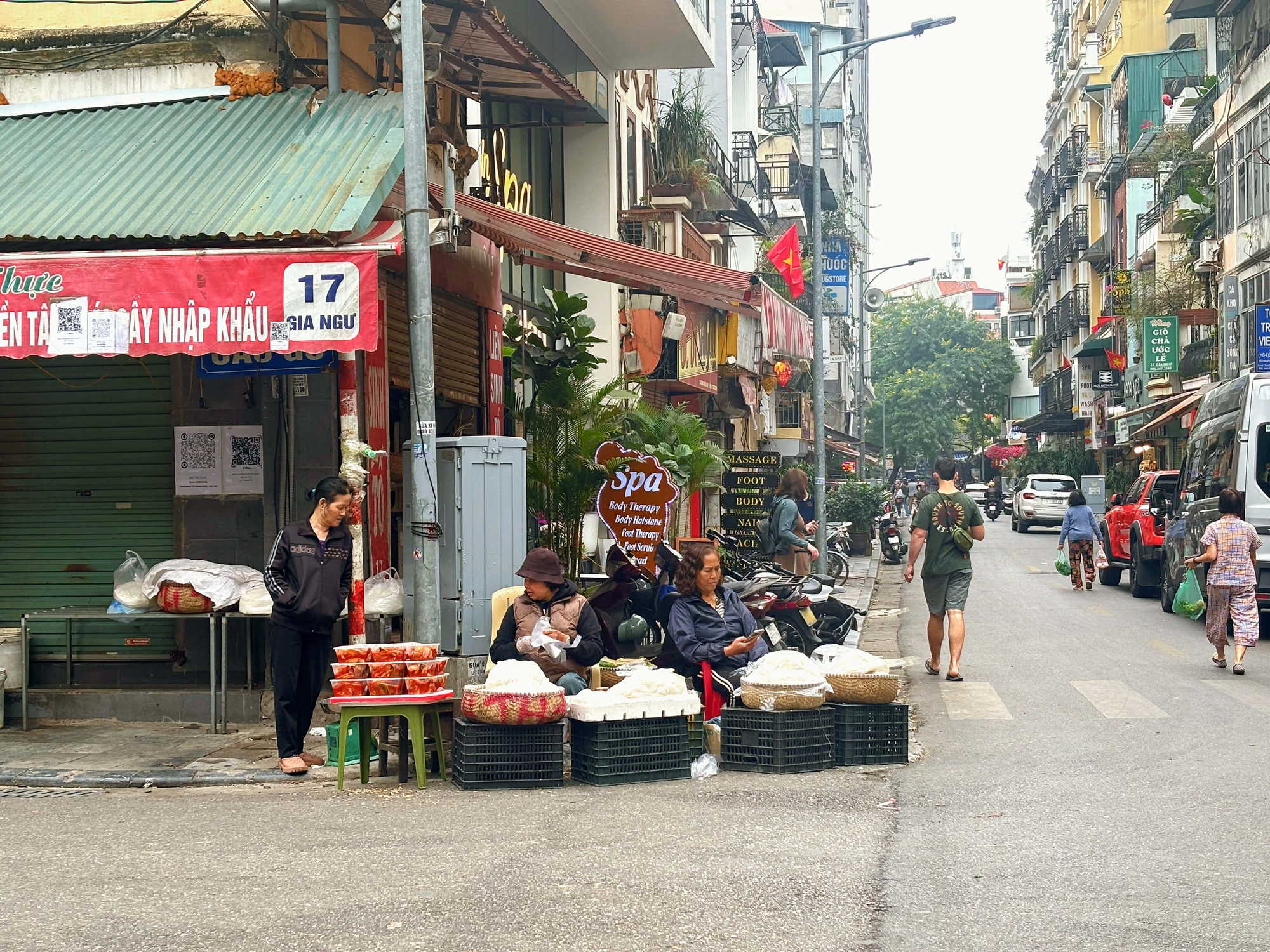 Đi chợ những ngày đầu tiên của năm: Không thiếu thứ gì, bún - phở - rau xanh đắt hàng- Ảnh 4. Đi chợ những ngày đầu tiên của năm: Không thiếu thứ gì, bún - phở - rau xanh đắt hàng- Ảnh 4.