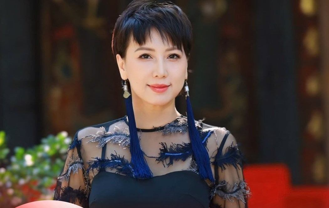 Mẹ Do&atilde;n Hải My diện &aacute;o d&agrave;i, x&aacute;ch t&uacute;i hiệu du xu&acirc;n, visual trẻ đẹp kh&ocirc;ng tuổi chuẩn "mẹ vợ hot nhất l&agrave;ng b&oacute;ng đ&aacute;"- Ảnh 3.