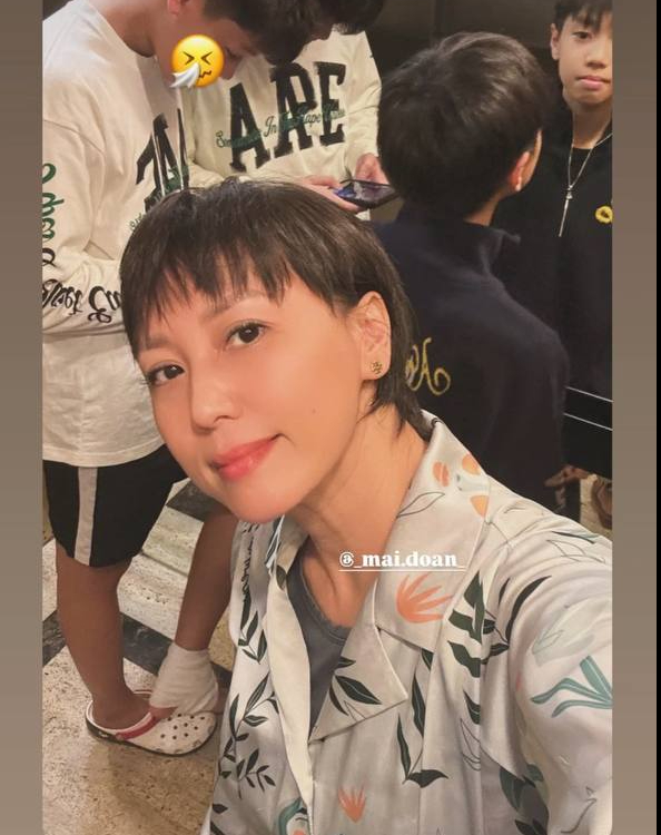 Mẹ Do&atilde;n Hải My diện &aacute;o d&agrave;i, x&aacute;ch t&uacute;i hiệu du xu&acirc;n, visual trẻ đẹp kh&ocirc;ng tuổi chuẩn "mẹ vợ hot nhất l&agrave;ng b&oacute;ng đ&aacute;"- Ảnh 5.