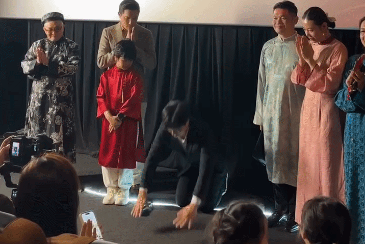 Tổng gi&aacute;m đốc Lotte Entertainment quỳ gối cầu xin kh&aacute;n giả Việt Nam cho M&ugrave;i Phở một cơ hội- Ảnh 1.