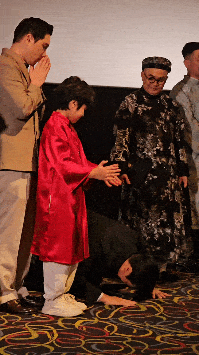 Tổng gi&aacute;m đốc Lotte Entertainment quỳ gối cầu xin kh&aacute;n giả Việt Nam cho M&ugrave;i Phở một cơ hội- Ảnh 2.