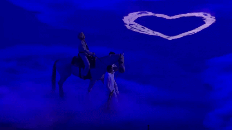 Concert không sân khấu đầu tiên của showbiz: "Cậu bé vàng" cưỡi ngựa đẹp như cổ tích, thua bạch mã hoàng tử đúng cái tên- Ảnh 4.