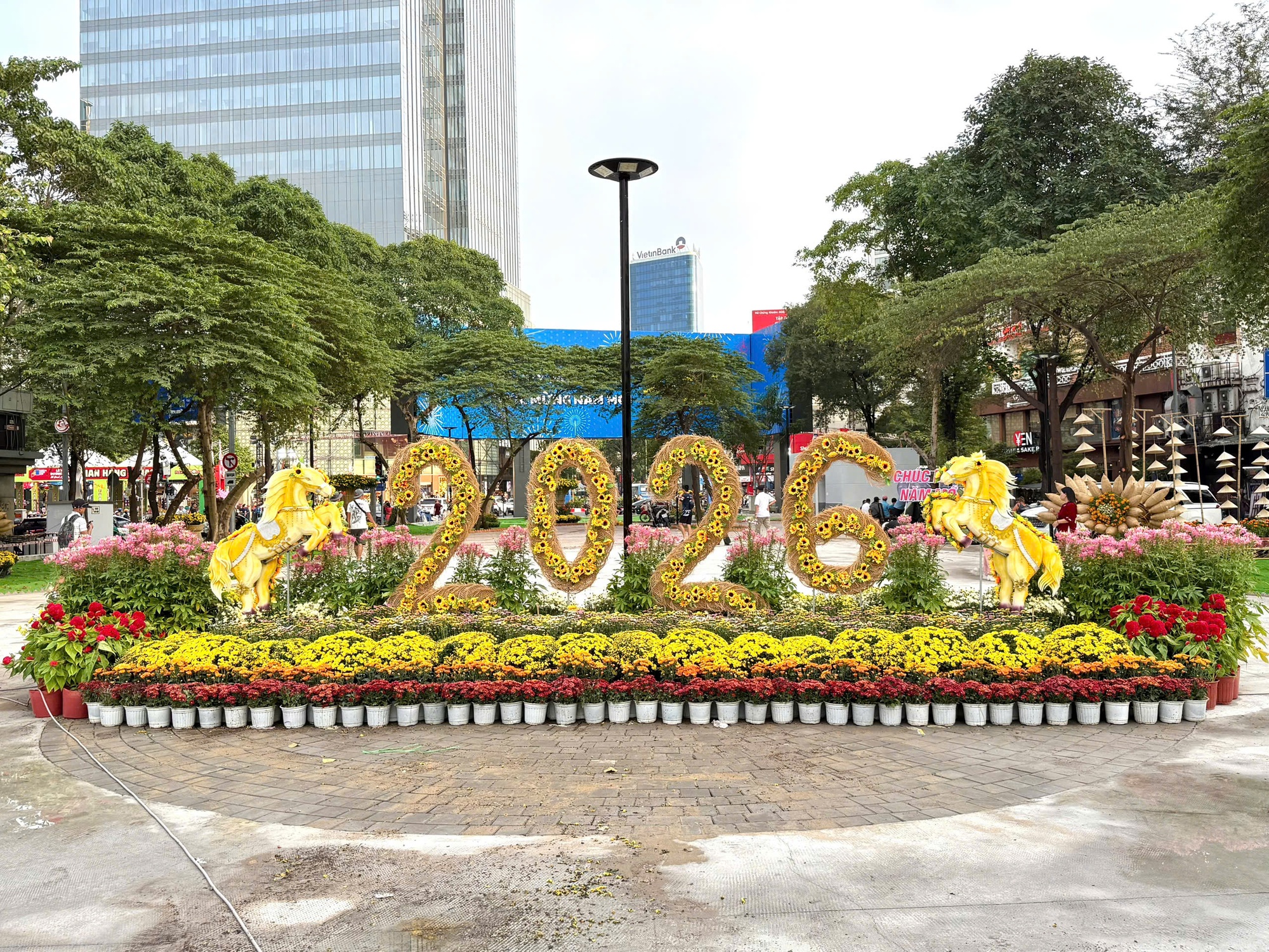 Cảnh tượng ngay l&uacute;c n&agrave;y tại khu đất giữa trung t&acirc;m TP.HCM: Nhiều người kh&ocirc;ng tin v&agrave;o mắt m&igrave;nh- Ảnh 1.