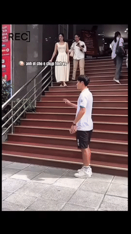 Hot lại ảnh Văn To&agrave;n bẽn lẽn b&ecirc;n 2 &Aacute; hậu, bảo sao vẫn độc th&acirc;n, mong tết đừng ai hỏi bao giờ lấy vợ- Ảnh 1.