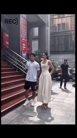 Hot lại ảnh Văn To&agrave;n bẽn lẽn b&ecirc;n 2 &Aacute; hậu, bảo sao vẫn độc th&acirc;n, mong tết đừng ai hỏi bao giờ lấy vợ- Ảnh 3.