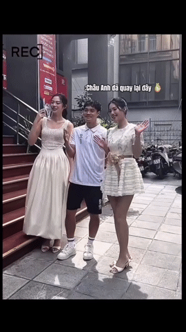 Hot lại ảnh Văn To&agrave;n bẽn lẽn b&ecirc;n 2 &Aacute; hậu, bảo sao vẫn độc th&acirc;n, mong tết đừng ai hỏi bao giờ lấy vợ- Ảnh 4.