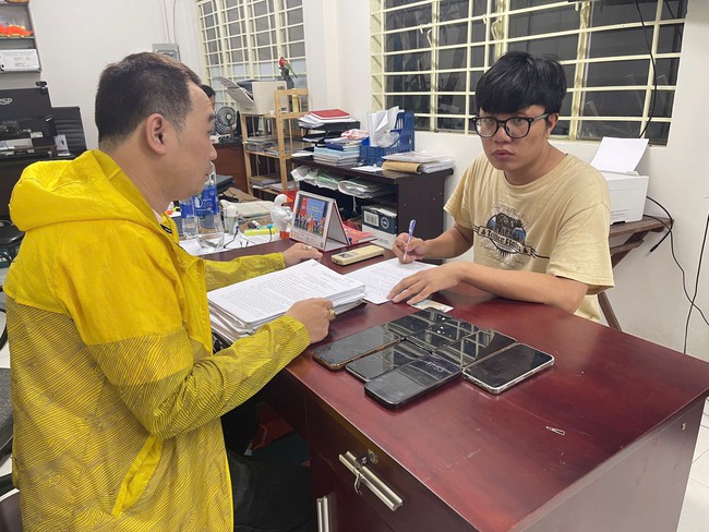 C&ocirc;ng an TPHCM bắt giữ "đại gia" lừa t&igrave;nh, trộm cắp t&agrave;i sản của h&agrave;ng trăm "sugar baby"- Ảnh 1.