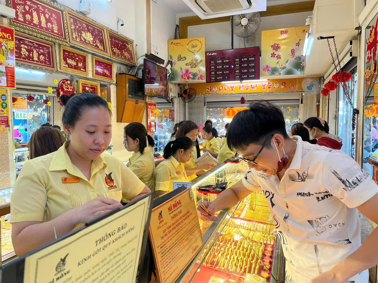 Ngay Tết, h&agrave;ng loạt cửa h&agrave;ng v&agrave;ng ra th&ocirc;ng b&aacute;o n&oacute;ng- Ảnh 1.
