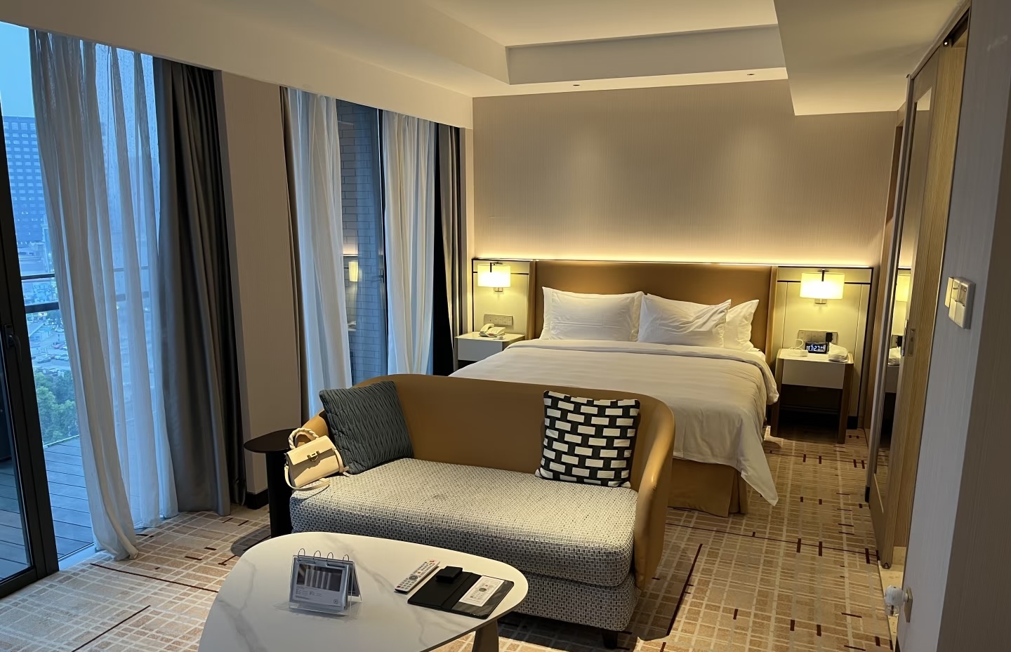 Rủ nhau v&agrave;o kh&aacute;ch sạn ăn Tết, nằm từ giao thừa đến M&ugrave;ng 3 mới về nh&agrave; cho "sướng th&acirc;n"- Ảnh 6.