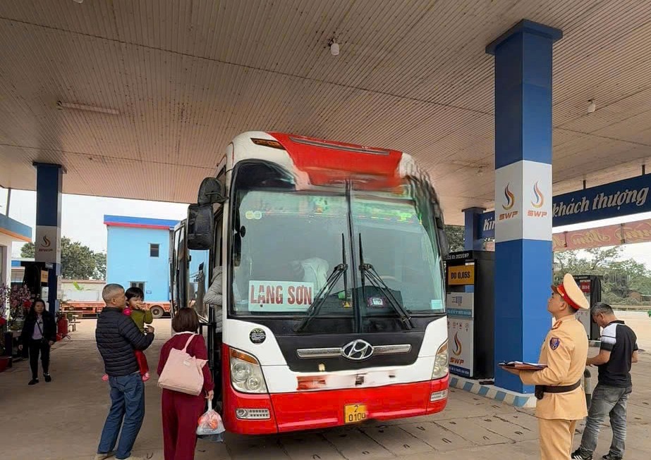 Chủ xe v&agrave; t&agrave;i xế bị phạt hơn 200 triệu đồng từ tin nhắn Zalo của người d&acirc;n- Ảnh 1.