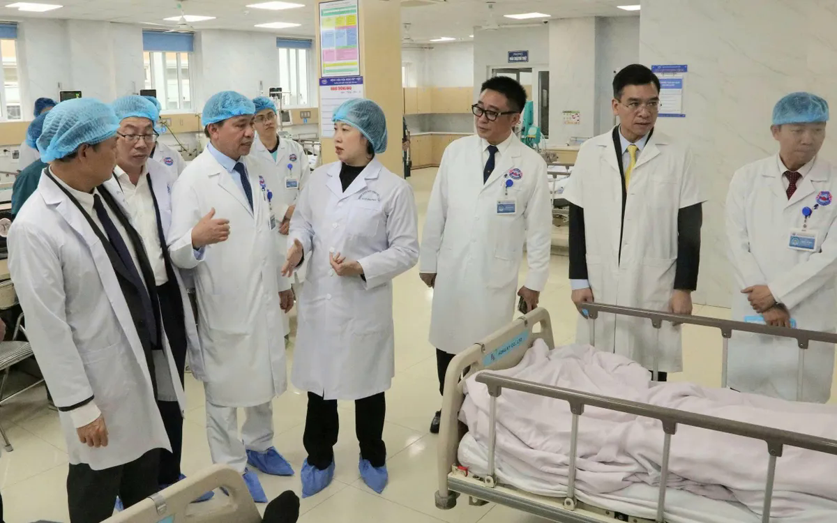 Bộ trưởng Bộ Y tế Đ&agrave;o Hồng Lan kiểm tra c&ocirc;ng t&aacute;c trực Tết tại Bệnh viện Hữu nghị Việt Tiệp. Ảnh: Bộ Y tế