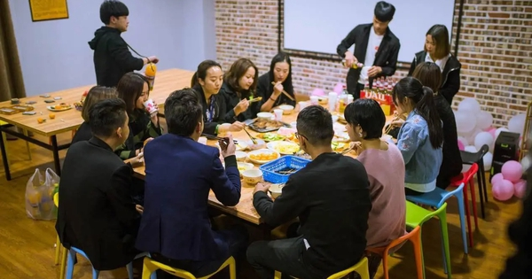 Rủ nhau đi thăm thầy c&ocirc; sau 20 năm ra trường: "T&ocirc;i sững người khi kh&ocirc;ng ai nhận ra m&igrave;nh, c&agrave;ng nghe c&agrave;ng thấy l&ograve;ng đắng ch&aacute;t"- Ảnh 2.