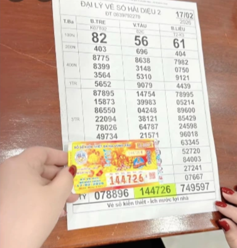 Bé 3 tuổi vứt tờ vé số trúng độc đắc của bố ra cửa ngay ngày Tết: Diễn biến bất ngờ sau đó- Ảnh 1.