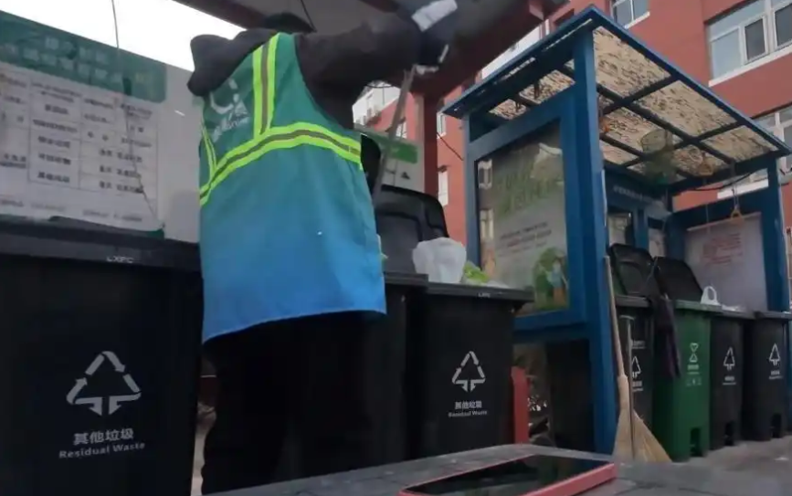 Ph&aacute;t hiện 1 thạc sĩ &ldquo;g&aacute;c bằng&rdquo; đi l&agrave;m c&ocirc;ng nh&acirc;n vệ sinh, nhận lương 11 triệu đồng/th&aacute;ng- Ảnh 3.