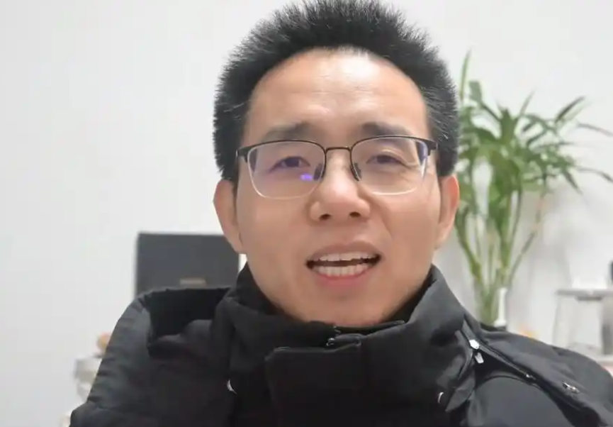 Ph&aacute;t hiện 1 thạc sĩ &ldquo;g&aacute;c bằng&rdquo; đi l&agrave;m c&ocirc;ng nh&acirc;n vệ sinh, nhận lương 11 triệu đồng/th&aacute;ng- Ảnh 1.