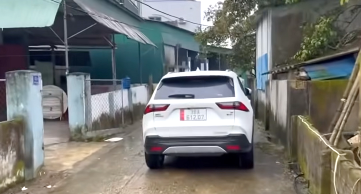 Vụ đỗ xe chặn lối đi c&ograve;n th&aacute;ch thức 'đỗ đến mai': T&agrave;i xế nhận sai- Ảnh 3.