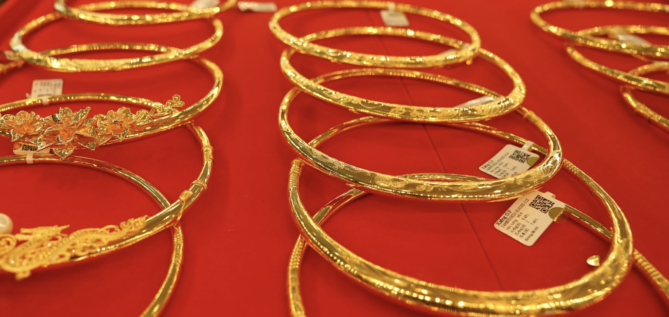 Tối 19-2, gi&aacute; v&agrave;ng, bạc đồng loạt tăng mạnh- Ảnh 1.