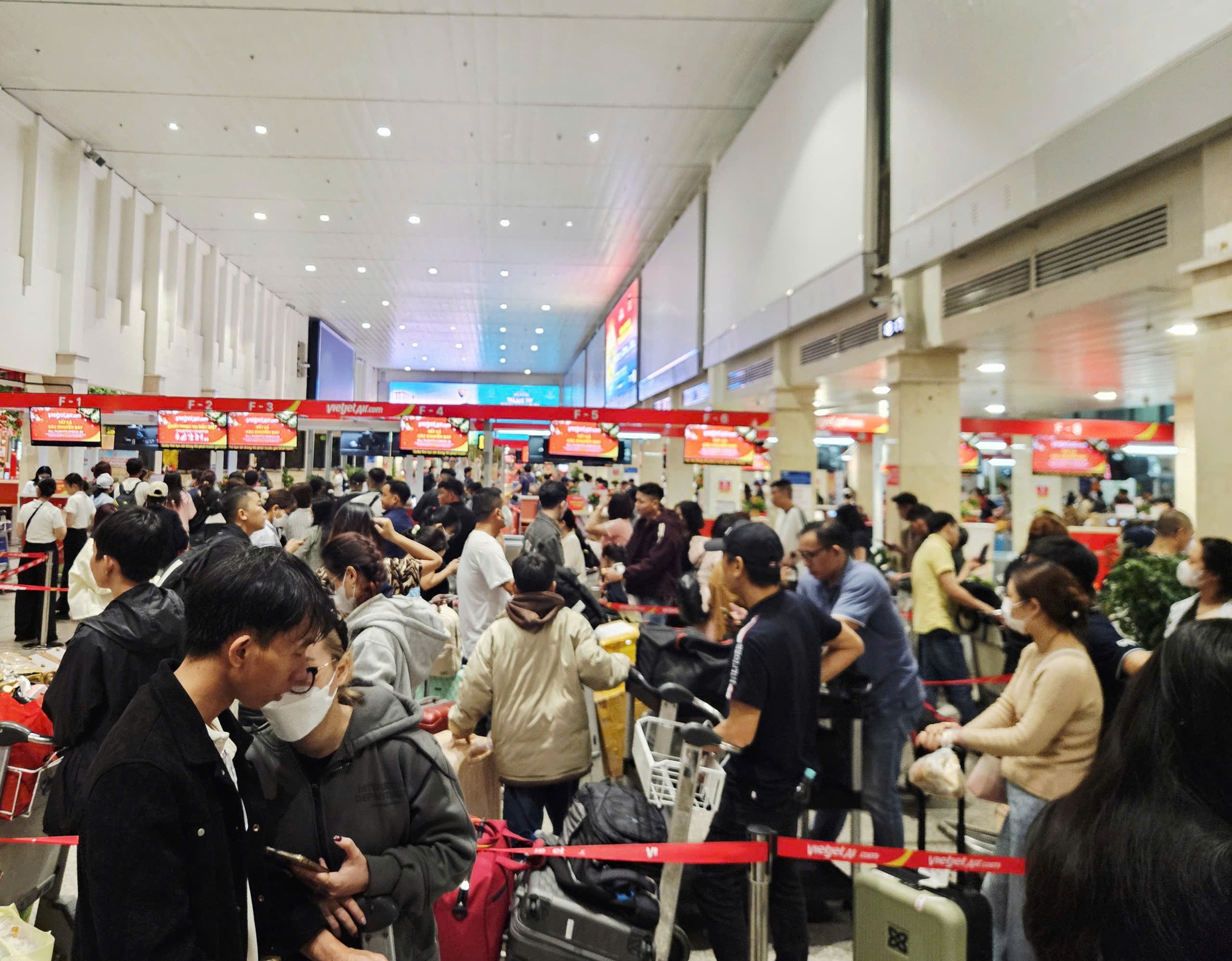 M&ugrave;ng 3 Tết, v&eacute; m&aacute;y bay từ H&agrave; Nội v&agrave; TPHCM vẫn thấp- Ảnh 1.