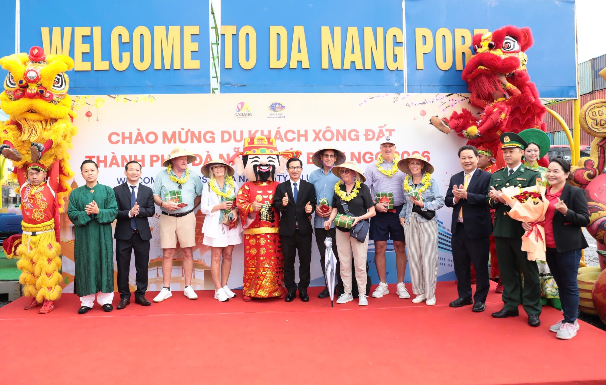 H&igrave;nh ảnh t&agrave;u du lịch hạng sang đưa gần 600 kh&aacute;ch &ldquo;x&ocirc;ng đất&rdquo; Đ&agrave; Nẵng- Ảnh 4.