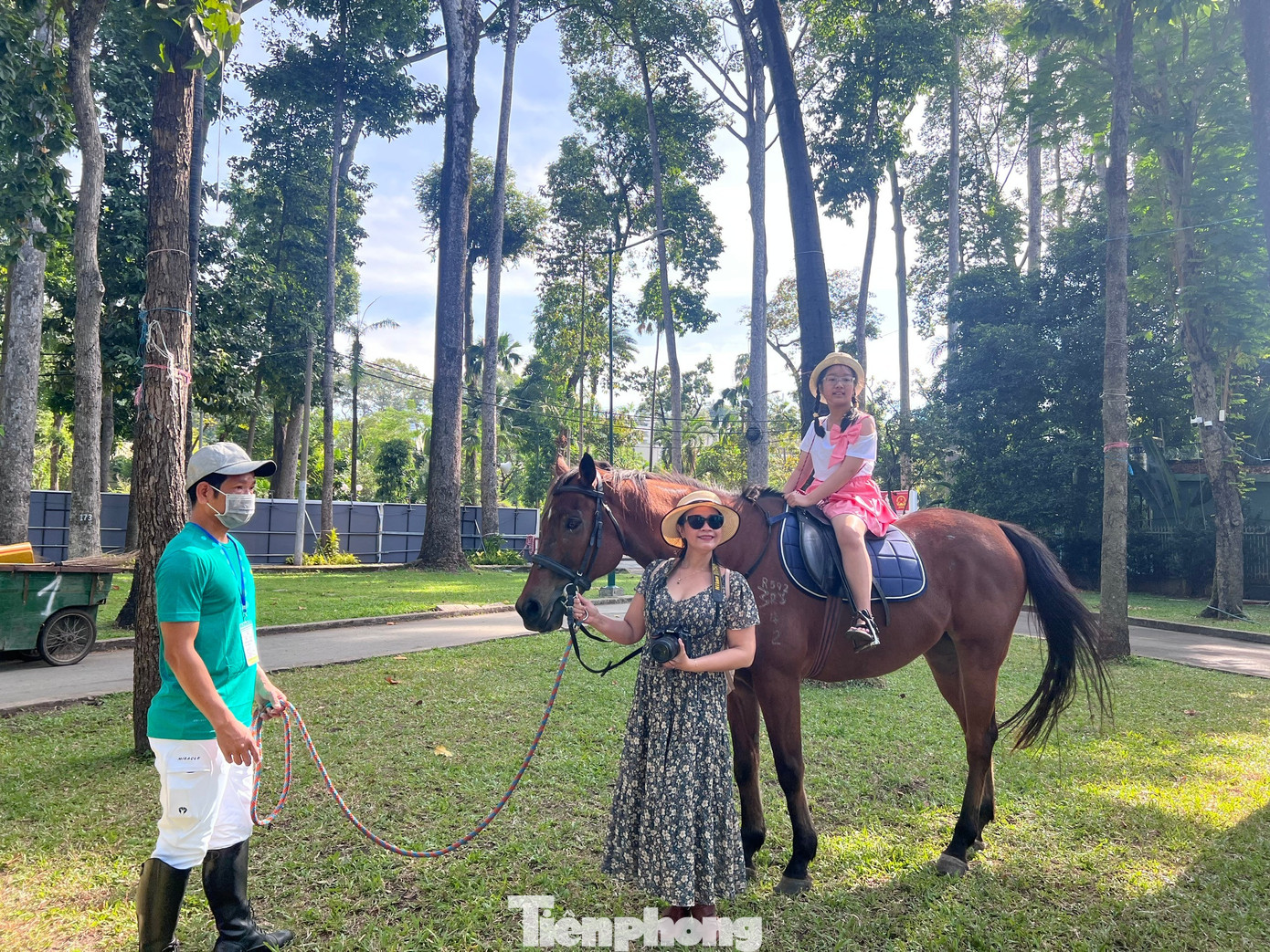 Du kh&aacute;ch xếp h&agrave;ng cưỡi 'tuấn m&atilde;'- Ảnh 5.