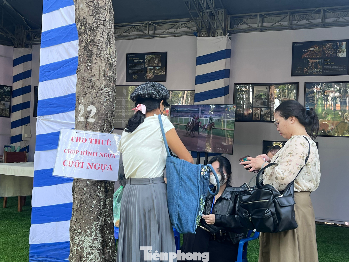 Du kh&aacute;ch xếp h&agrave;ng cưỡi 'tuấn m&atilde;'- Ảnh 1.