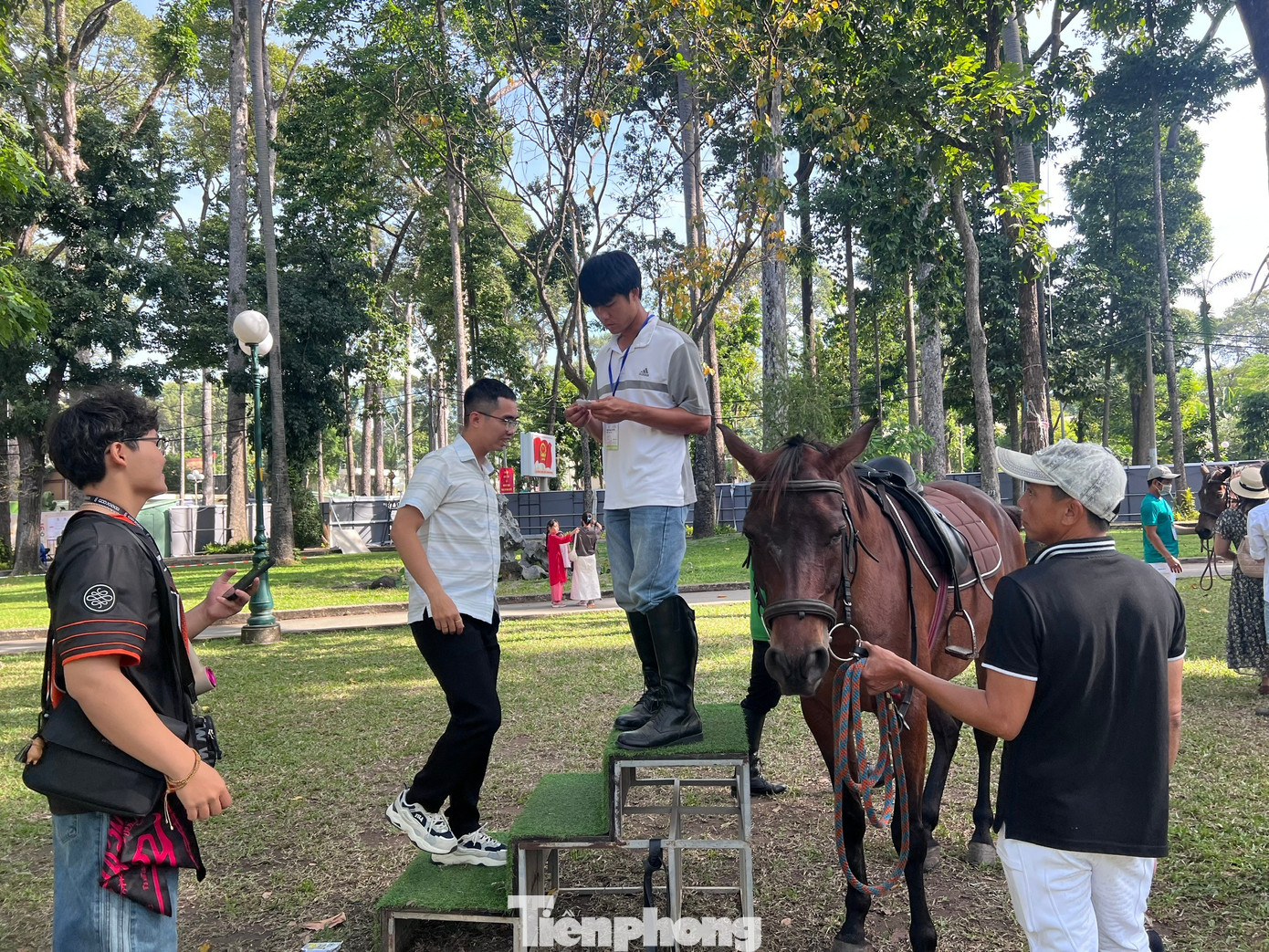 Du kh&aacute;ch xếp h&agrave;ng cưỡi 'tuấn m&atilde;'- Ảnh 9.