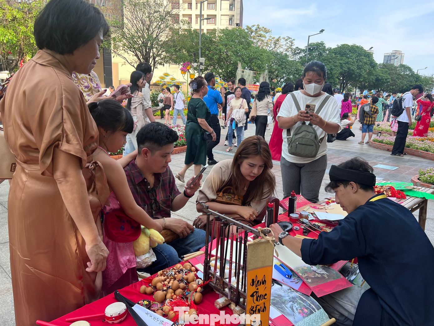 L&yacute; do nhiều người chỉ check-in đường hoa Nguyễn Huệ từ xế chiều đến tối- Ảnh 10.