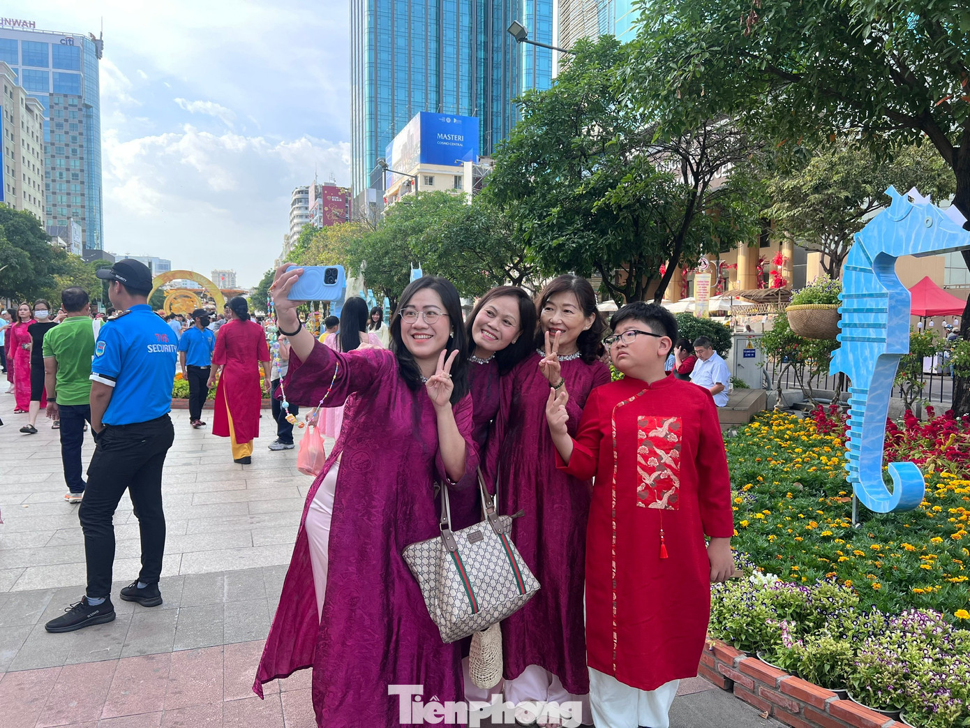 L&yacute; do nhiều người chỉ check-in đường hoa Nguyễn Huệ từ xế chiều đến tối- Ảnh 4.