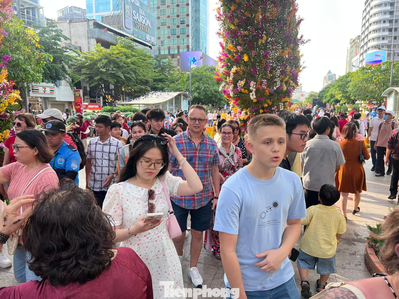 L&yacute; do nhiều người chỉ check-in đường hoa Nguyễn Huệ từ xế chiều đến tối- Ảnh 7.