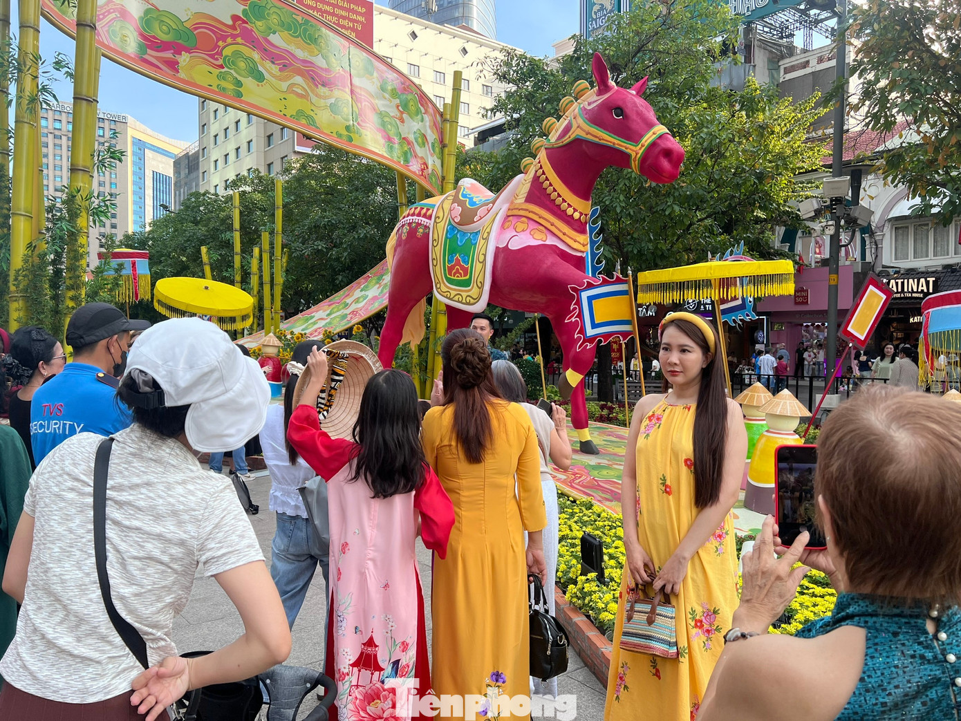 L&yacute; do nhiều người chỉ check-in đường hoa Nguyễn Huệ từ xế chiều đến tối- Ảnh 9.