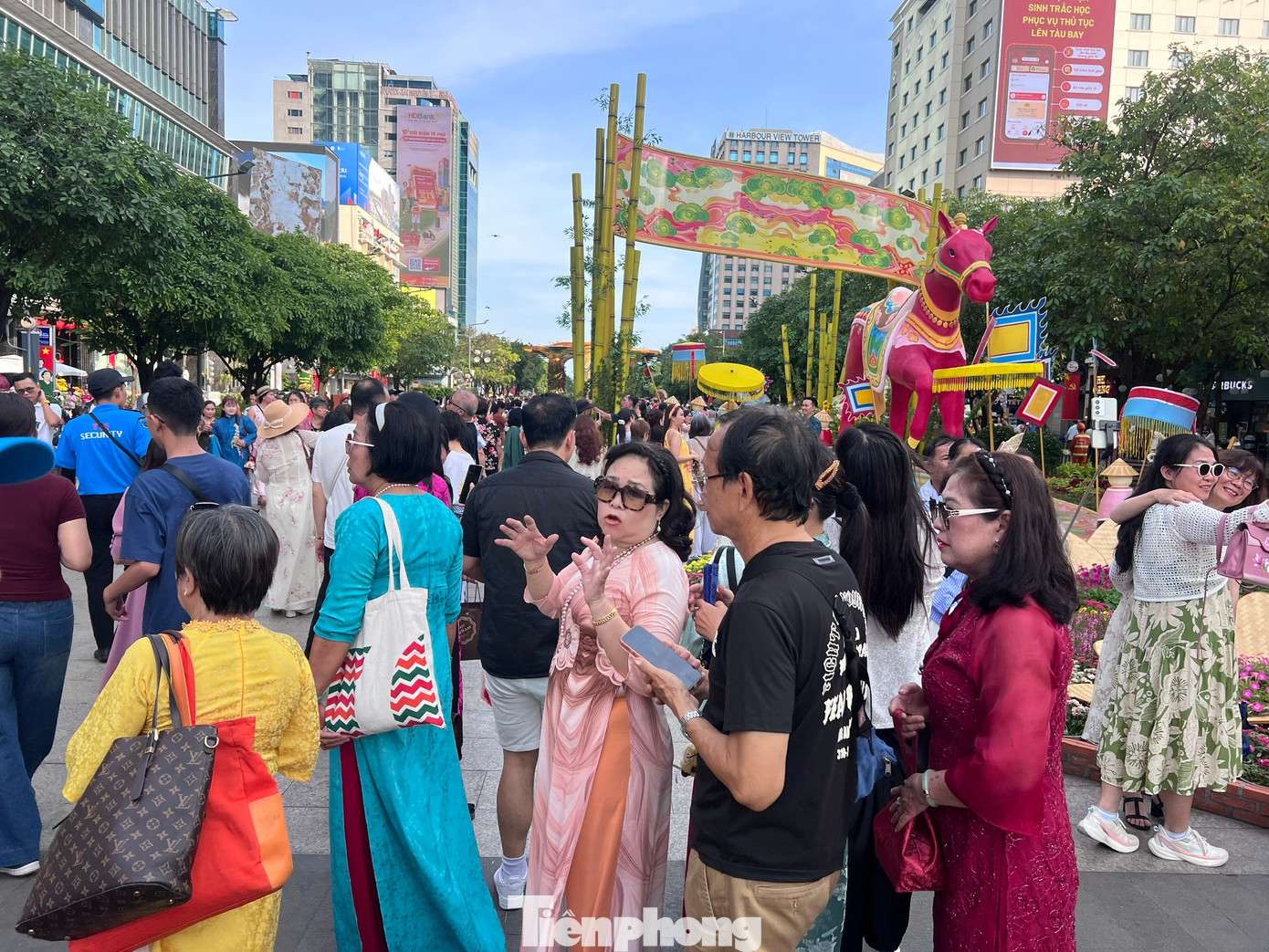 L&yacute; do nhiều người chỉ check-in đường hoa Nguyễn Huệ từ xế chiều đến tối- Ảnh 3.