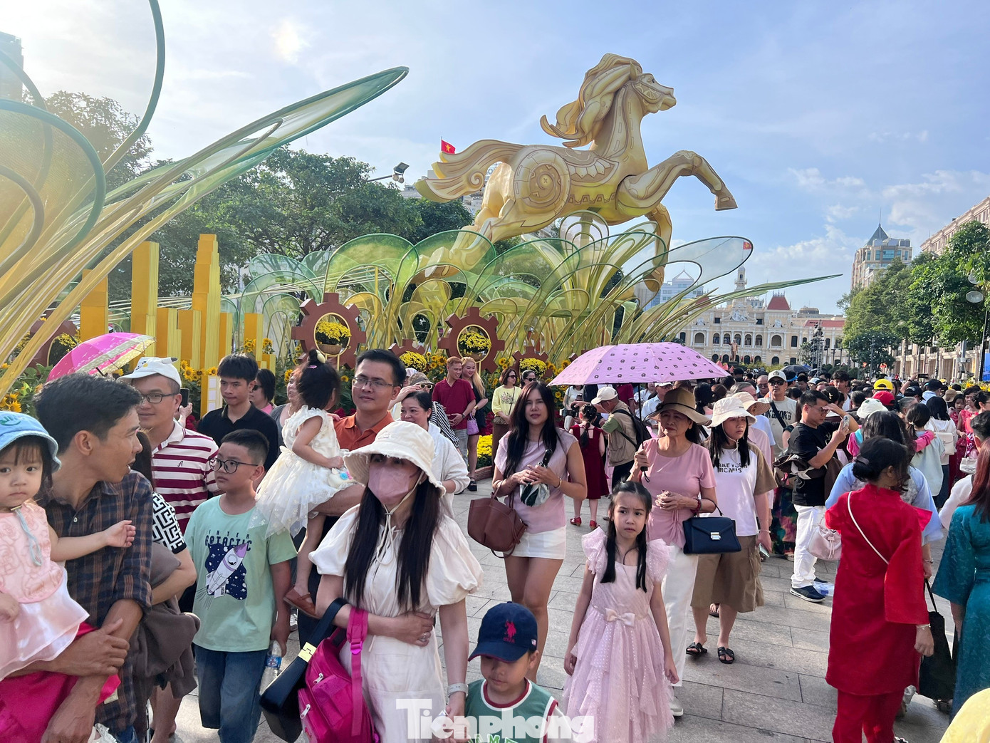 L&yacute; do nhiều người chỉ check-in đường hoa Nguyễn Huệ từ xế chiều đến tối- Ảnh 1.