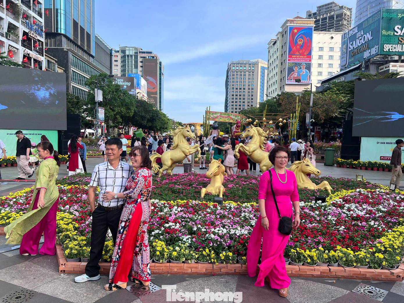 L&yacute; do nhiều người chỉ check-in đường hoa Nguyễn Huệ từ xế chiều đến tối- Ảnh 12.