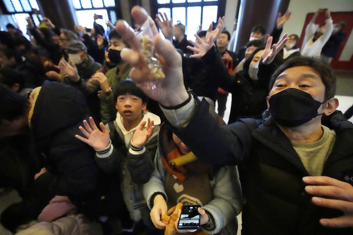 Nghi thức &lsquo;n&eacute;m đồ ăn&rsquo; kỳ lạ mang &yacute; nghĩa ph&aacute;t t&agrave;i ở ch&acirc;u &Aacute;- Ảnh 2.