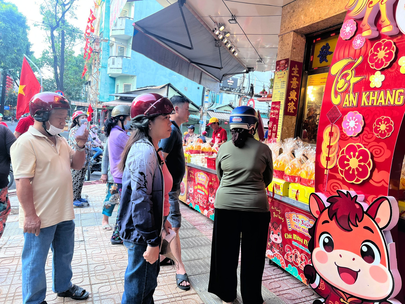 Xếp h&agrave;ng mua g&agrave; luộc, vịt quay c&uacute;ng &lsquo;h&oacute;a v&agrave;ng&rsquo; m&ugrave;ng 3 Tết- Ảnh 15.