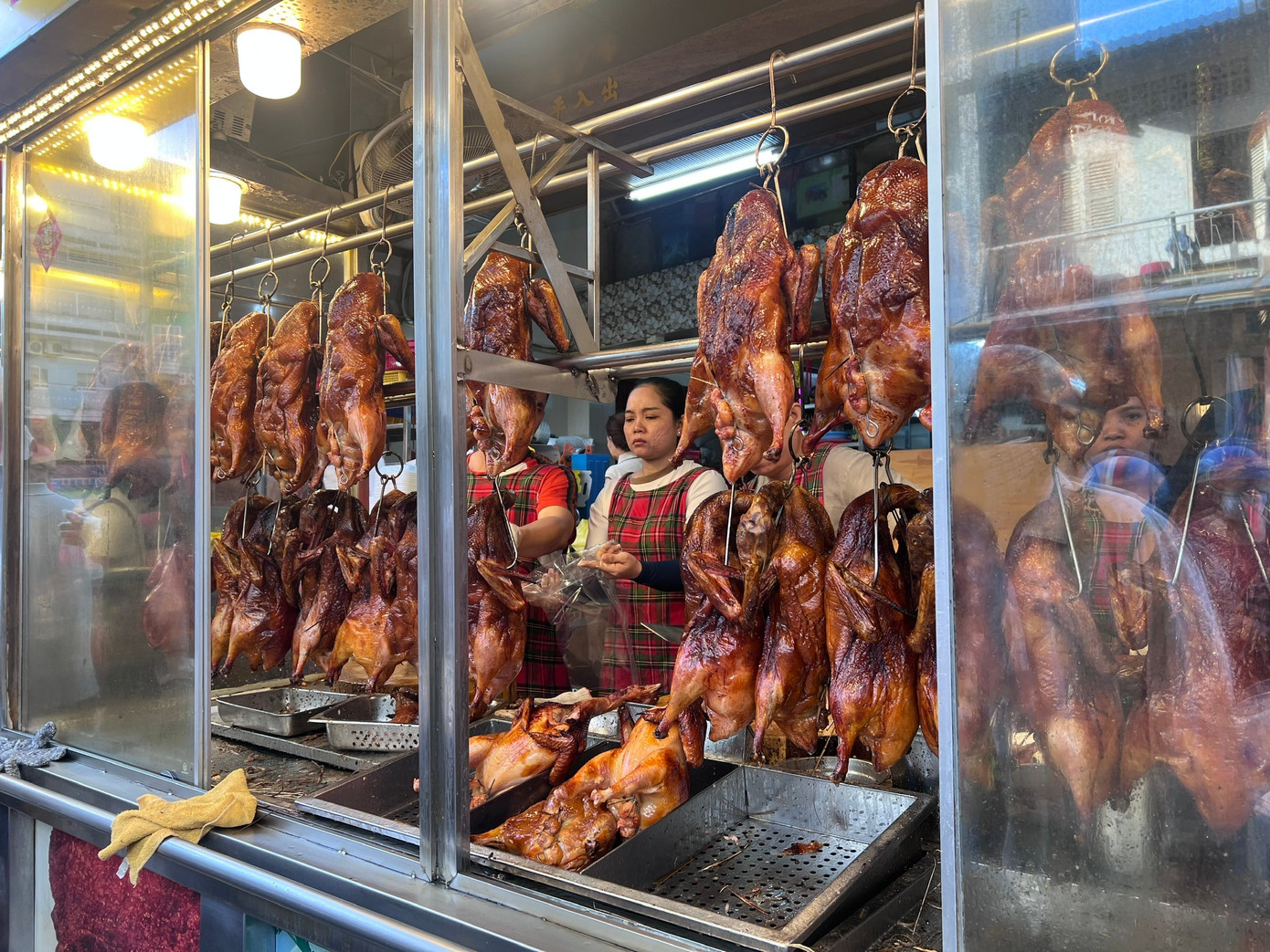 Xếp h&agrave;ng mua g&agrave; luộc, vịt quay c&uacute;ng &lsquo;h&oacute;a v&agrave;ng&rsquo; m&ugrave;ng 3 Tết- Ảnh 13.