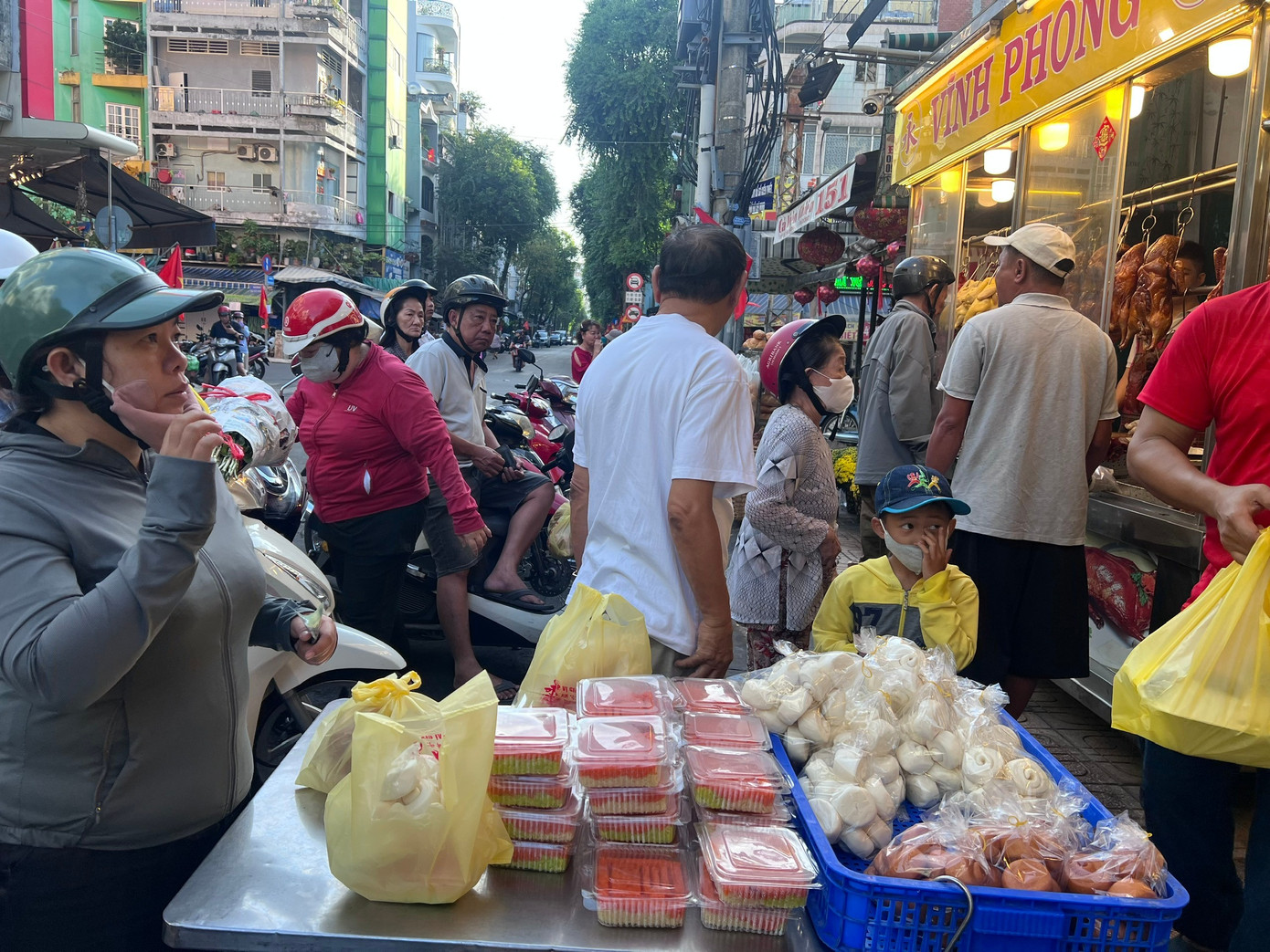 Xếp h&agrave;ng mua g&agrave; luộc, vịt quay c&uacute;ng &lsquo;h&oacute;a v&agrave;ng&rsquo; m&ugrave;ng 3 Tết- Ảnh 16.