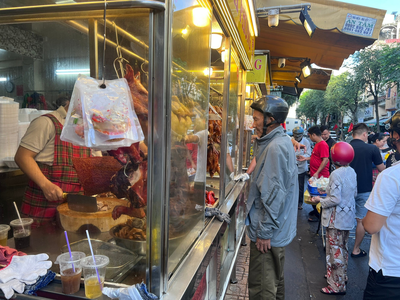 Xếp h&agrave;ng mua g&agrave; luộc, vịt quay c&uacute;ng &lsquo;h&oacute;a v&agrave;ng&rsquo; m&ugrave;ng 3 Tết- Ảnh 14.