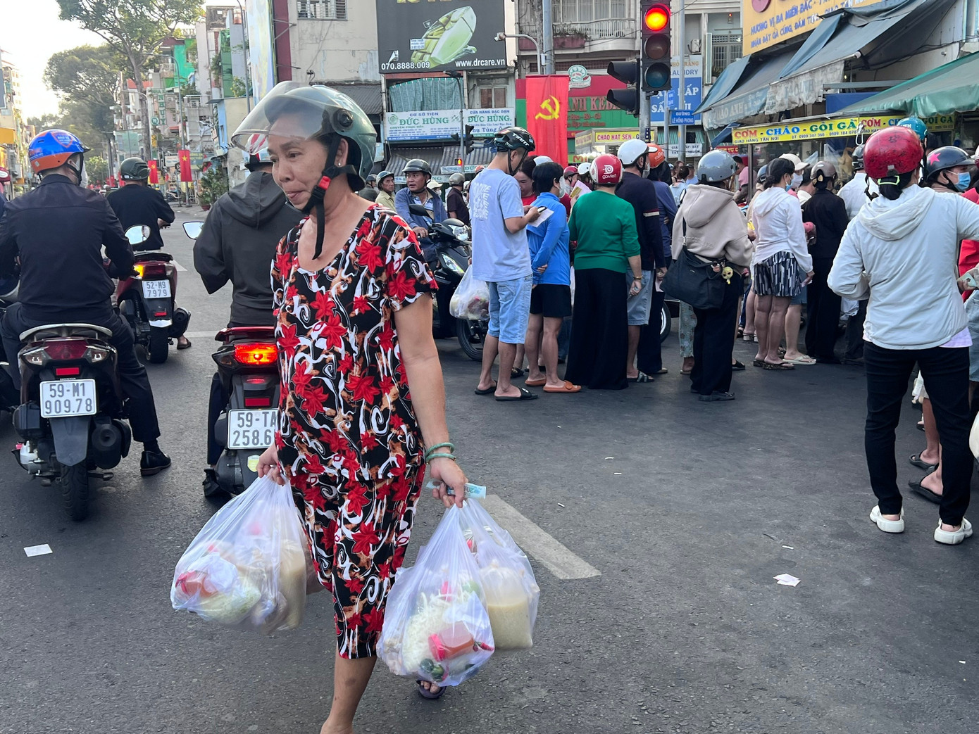 Xếp h&agrave;ng mua g&agrave; luộc, vịt quay c&uacute;ng &lsquo;h&oacute;a v&agrave;ng&rsquo; m&ugrave;ng 3 Tết- Ảnh 5.